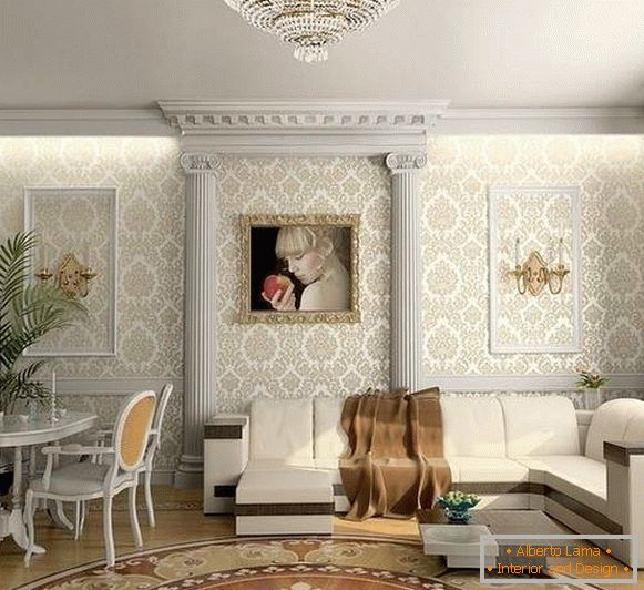 Класически дизайн на хола в частна къща с украсена мазилка
