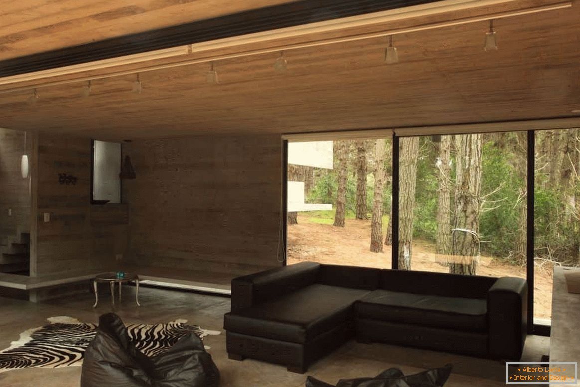 Дневна с дървена дограма в дървена къща с панорамен прозорец