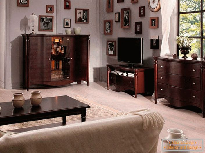 Мебели за стая за гости в стил Венге. Контрастиращият цвят се отличава благоприятно на фона на светло покритие.