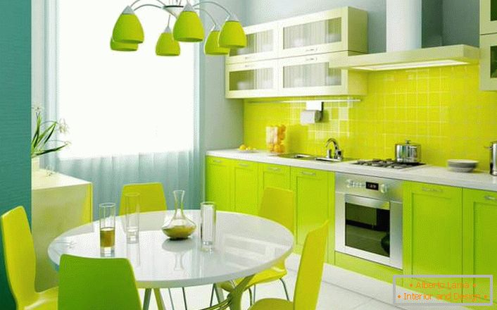 Свеж, богат зелен оттенък е отличен избор за декориране на малка кухня.