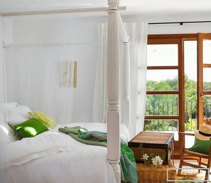 Прозрачният балдахин, изработен от безвредна естествена тъкан, се превръща в изящна декорация на спалнята в средиземноморски стил. 