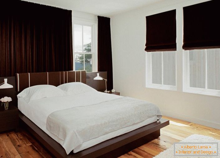 Спалня венге не харесва излишъци, така че декоративните елементи трябва да бъдат минимални. 
