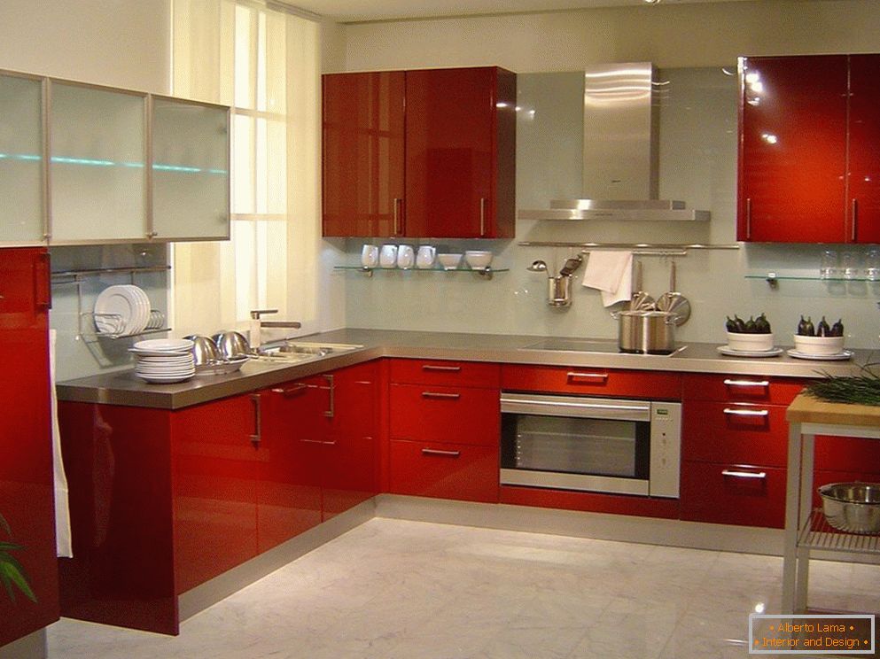 Червени мебели в кухнята