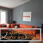 Оранжевите мебели в сива стая