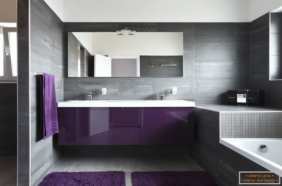 Комбинацията от кафяво и лилаво в банята декор