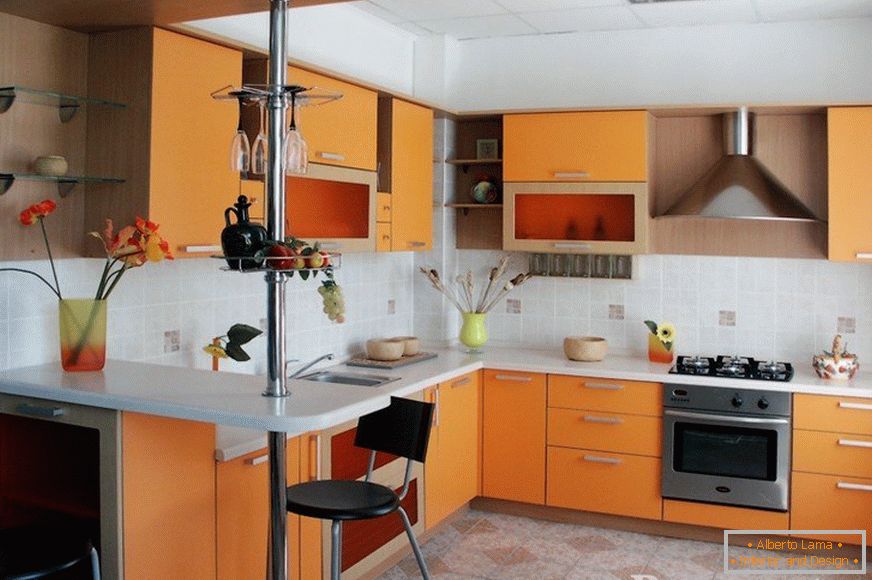 Оранжевите мебели в кухнята