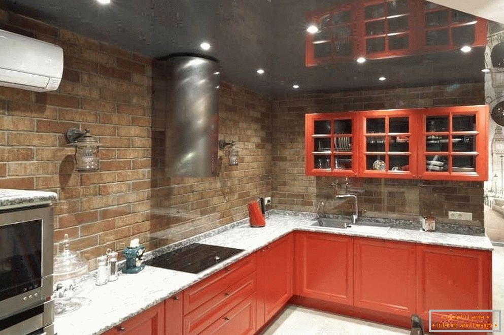 Ъглова кухня в червено без горни шкафове над работната повърхност