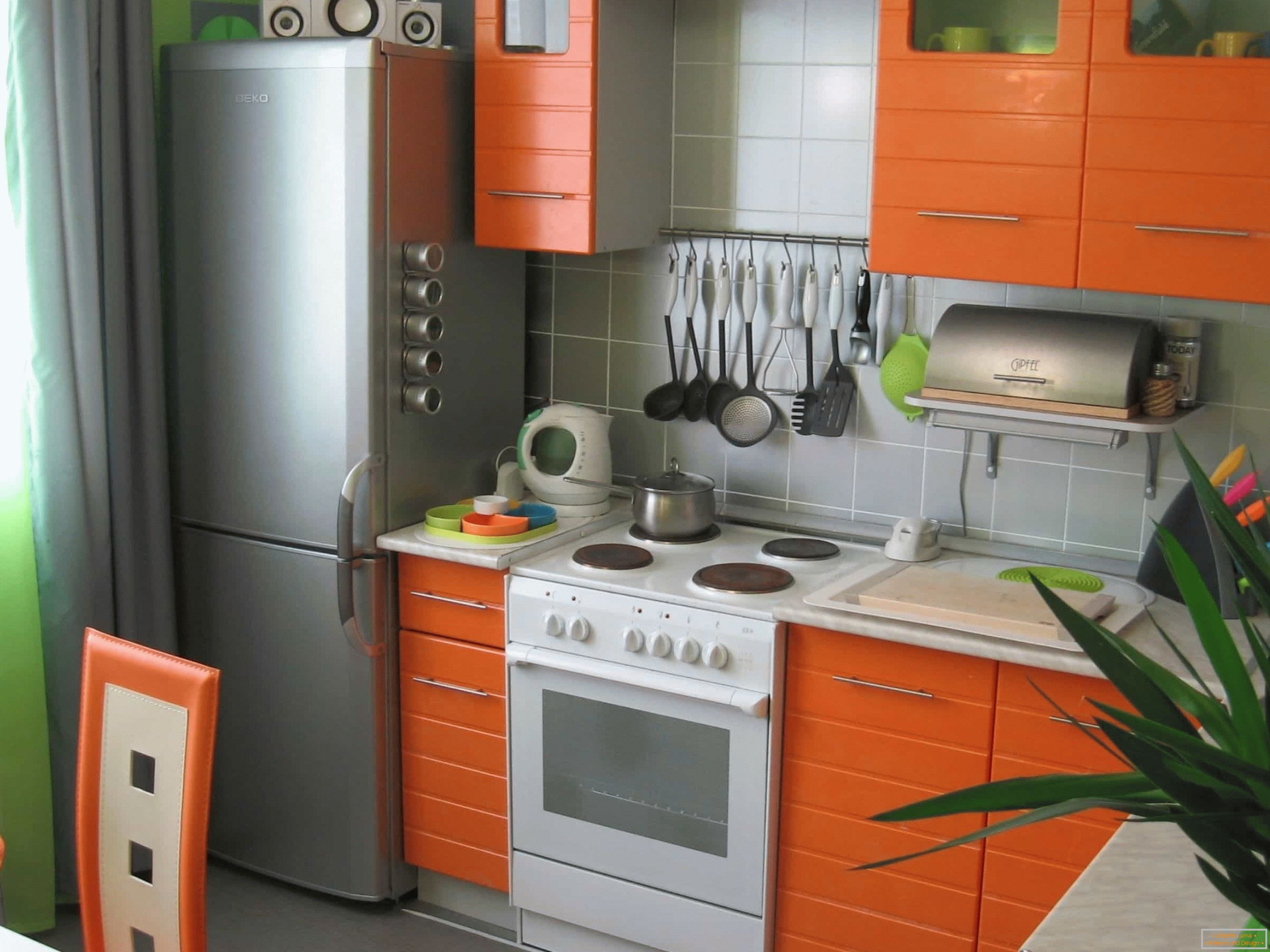 Оранжева кухня с малка площ