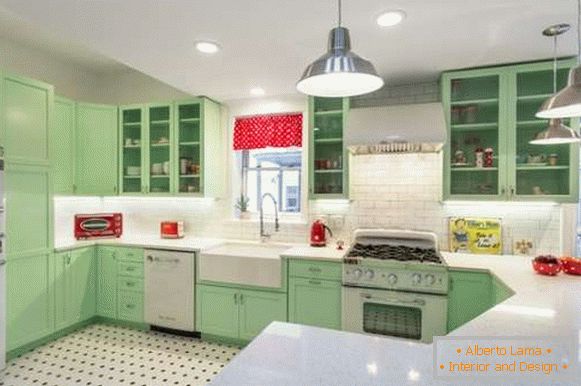 Зелена ъглова кухня в частна къща - модерен дизайн на снимката