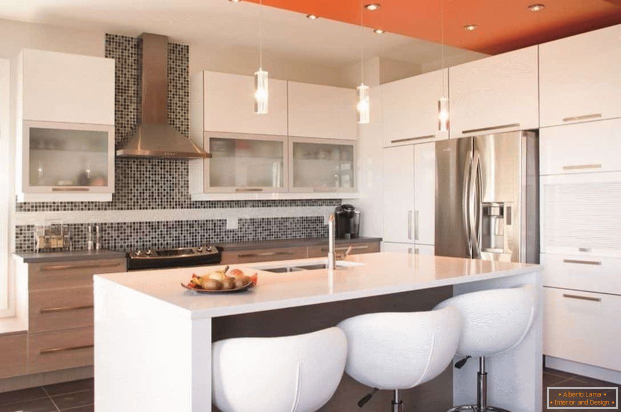 Комбинацията от цвят на тавана в интериора на кухнята в стила на високите технологии