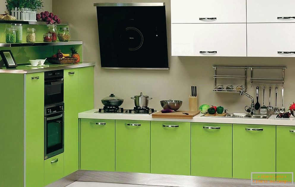 Кухня в светлозелен цвят