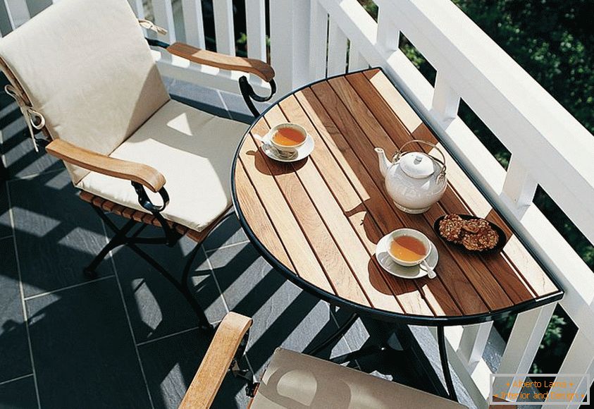 Място за кафе на малък балкон