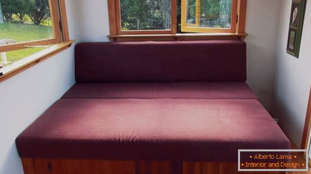 Дизайн на малка частна къща: диван с передвижными ящиками для хранения