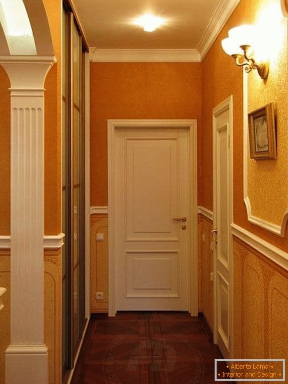 Малък коридор в класически стил