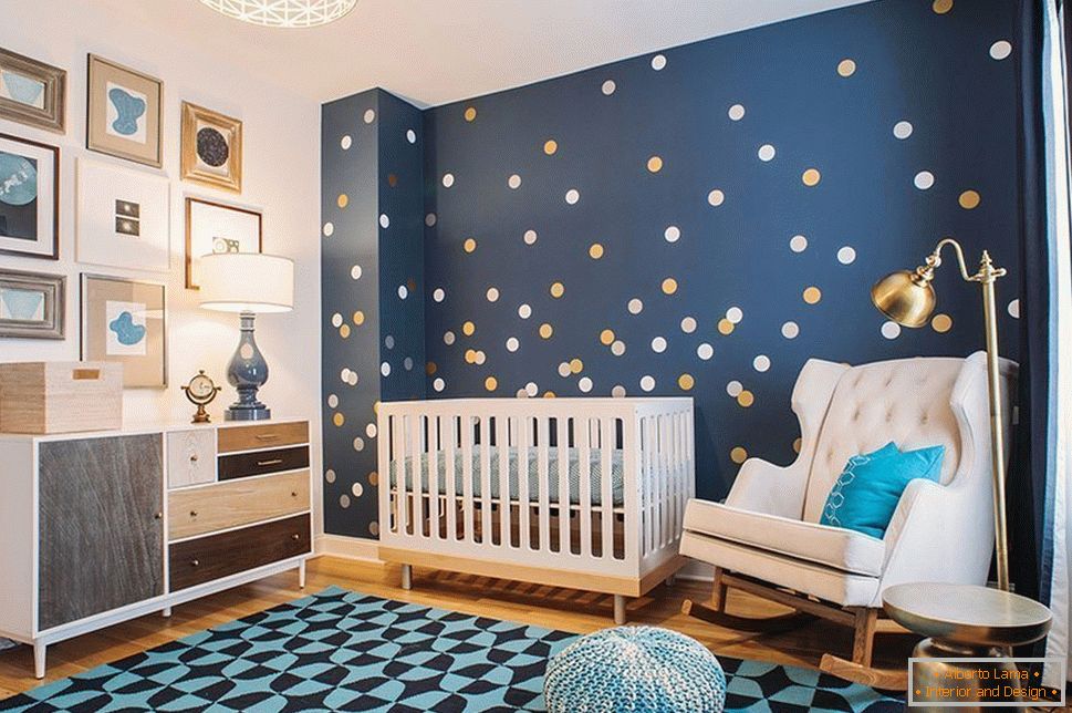 Декоративна стая за дете със сини стени