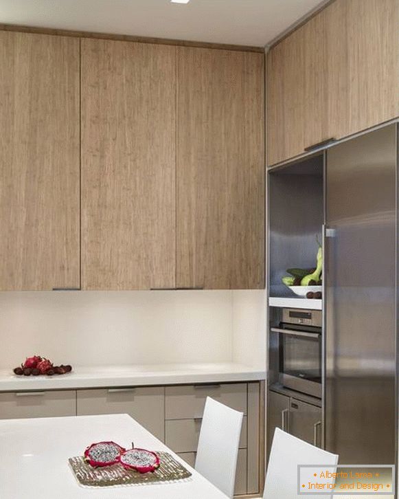 Красив интериор на малка кухня - снимка с хладилник