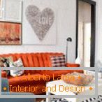 Комбинацията от оранжеви и сини мебели