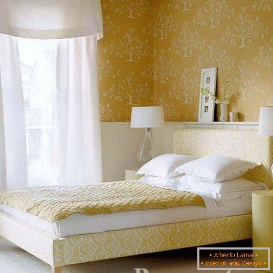 Спалня с жълт тапет