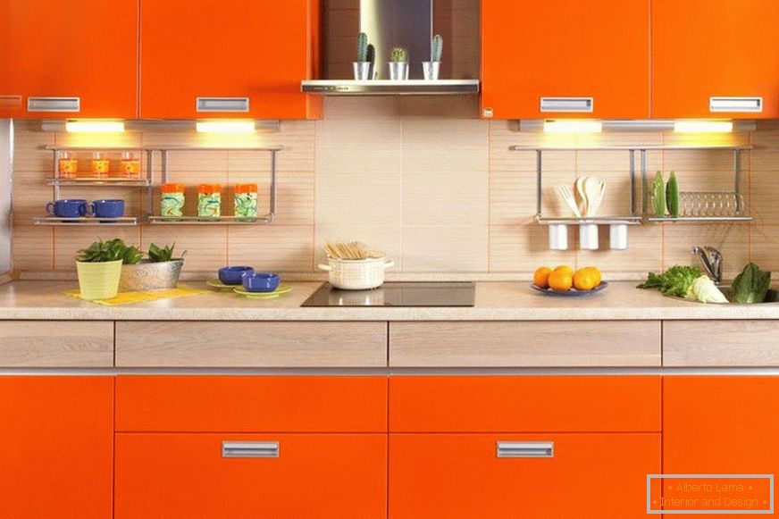 Декор на оранжевата кухня в апартамента