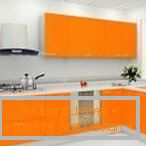 Ъглова кухня в оранжев цвят