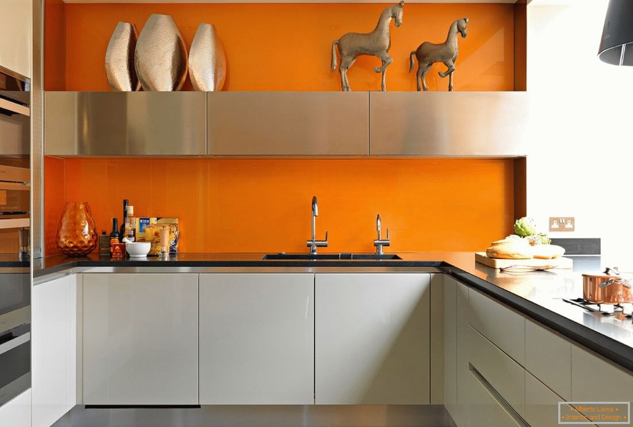 Оранжева престилка в кухнята