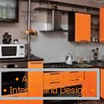 Стилна кухня в черен и оранжев цвят