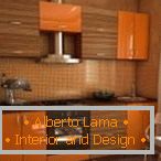 Дървени оранжеви мебели в кухнята