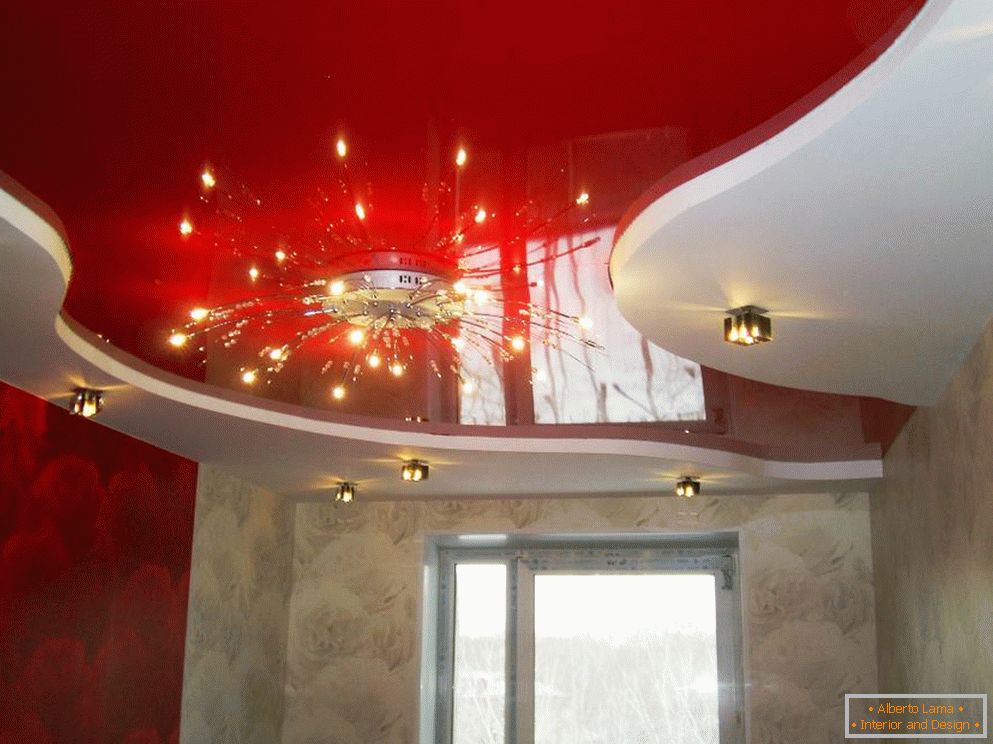 Червен цвят в дизайна на тавана
