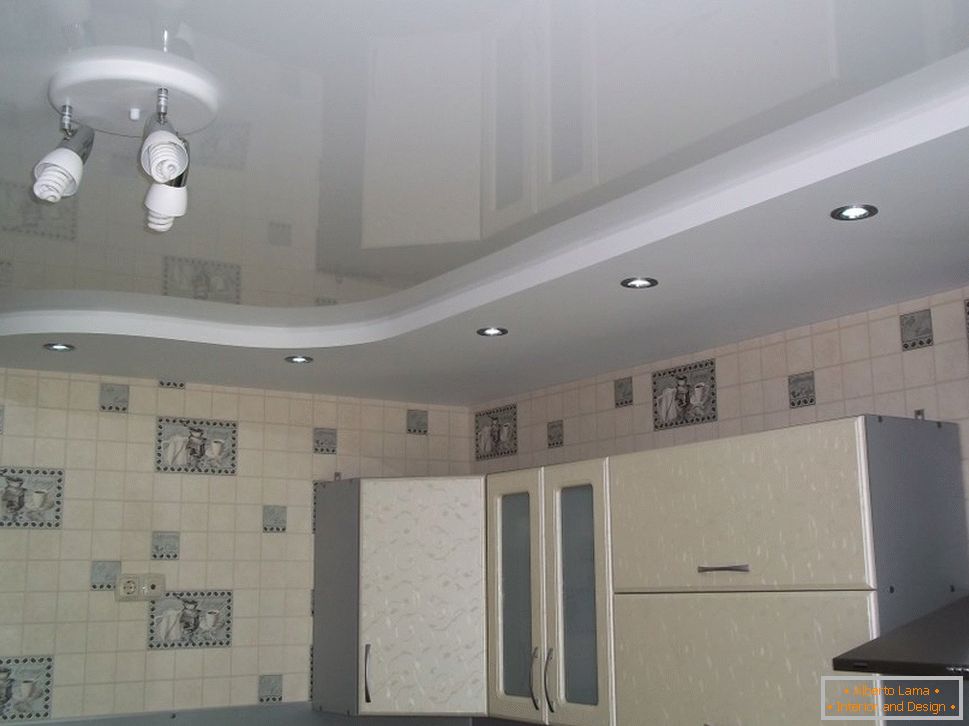 окачен потолок на кухне