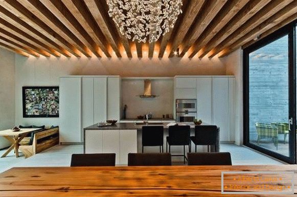 Дървени греди на тавана в хола и кухнята