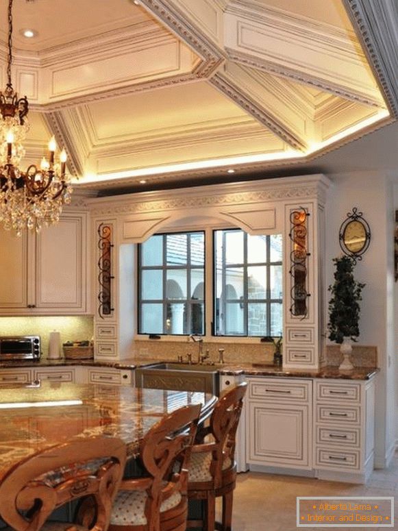 Луксозен таван в класическа кухня