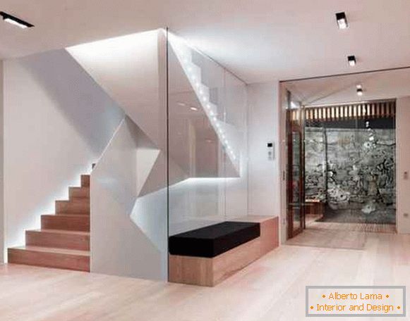 коридор в частна къща със стълбище, снимка 19