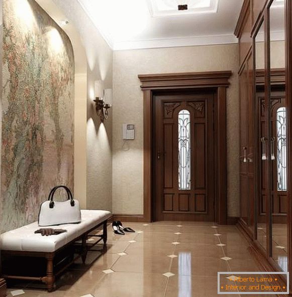 Красив дизайн на коридора в частна къща в класически стил