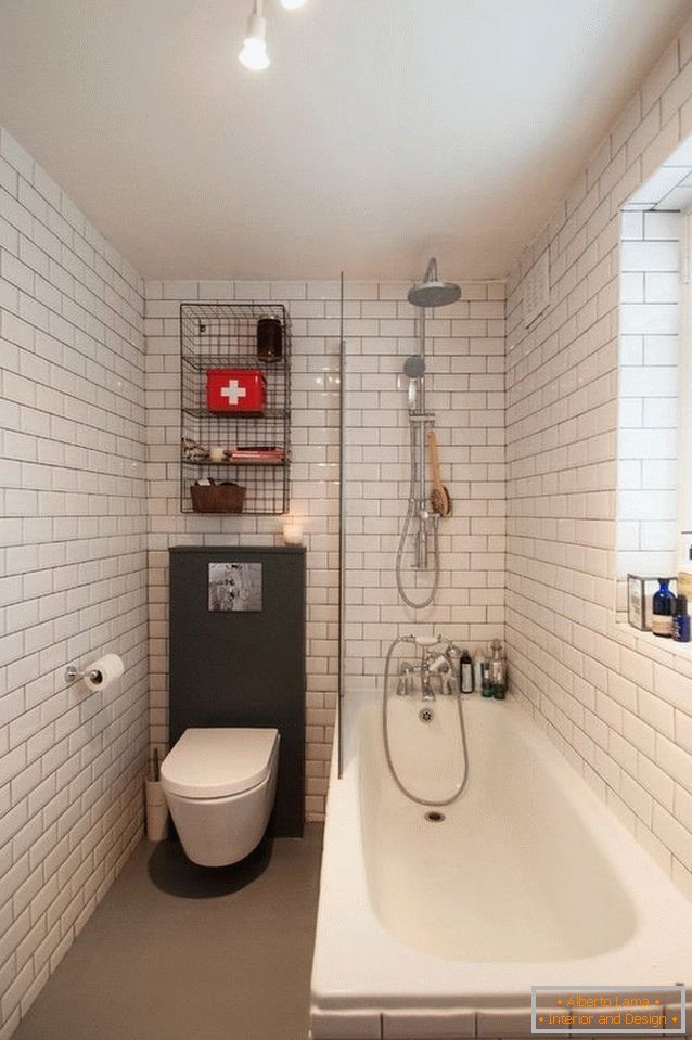 Тоалетната е съчетана с вана