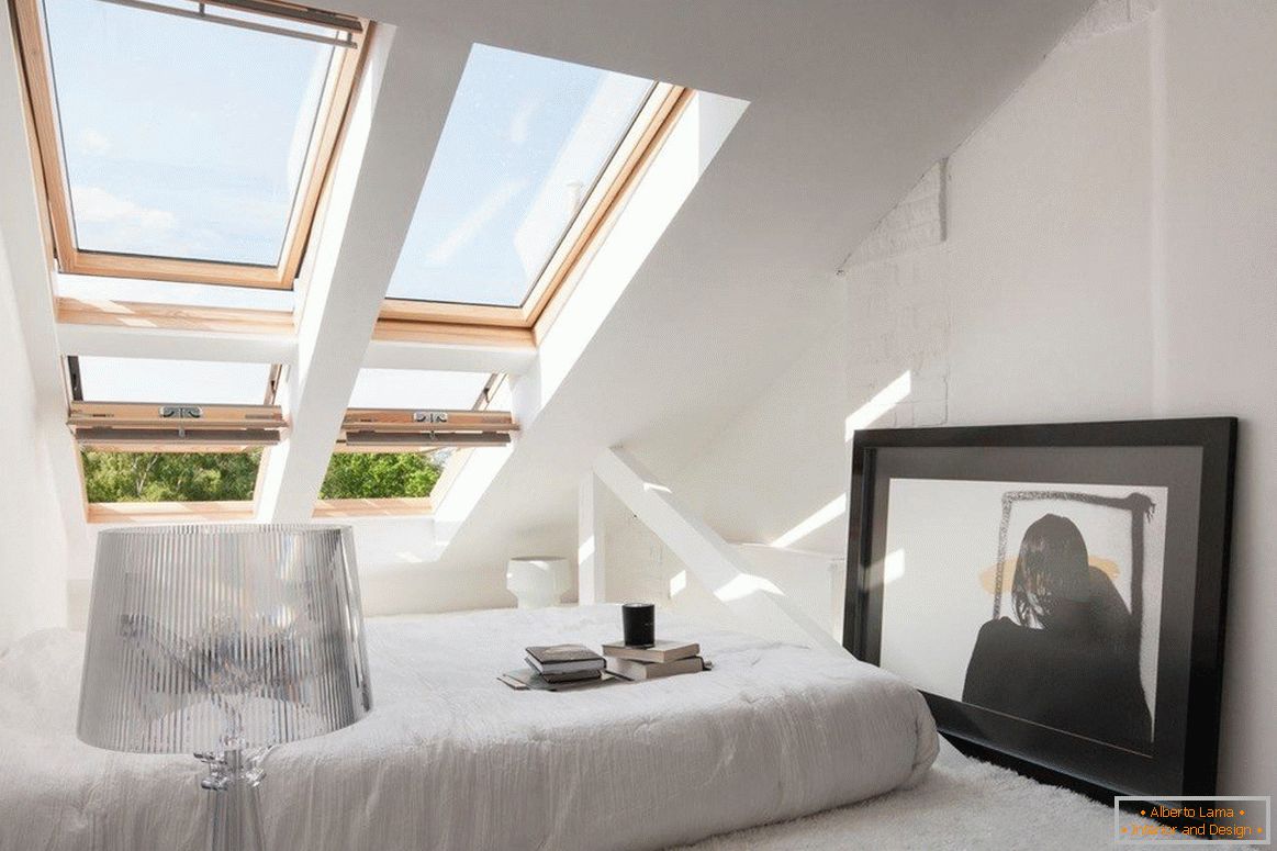 Уютна спалня с прозорци на покрива