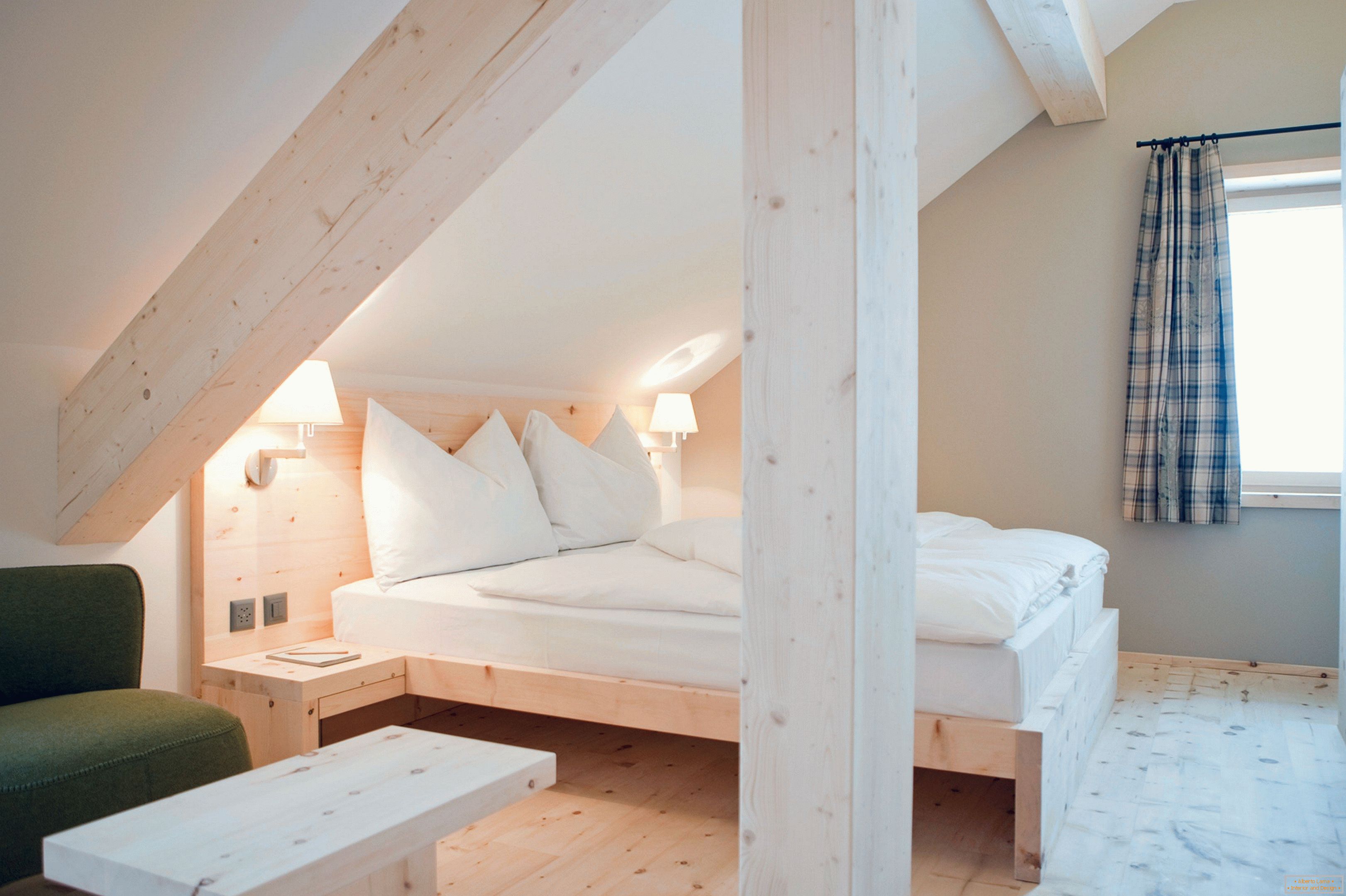 Екологична спалня с дървена облицовка