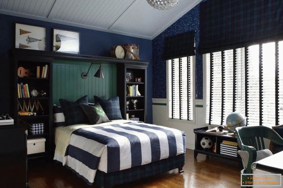 Голяма спалня за момче в сини тонове