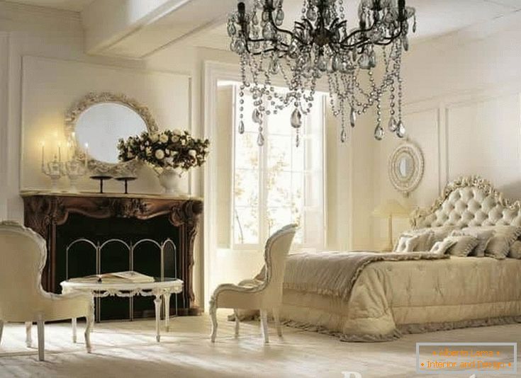 Бели и бежови спални в класически стил с камина