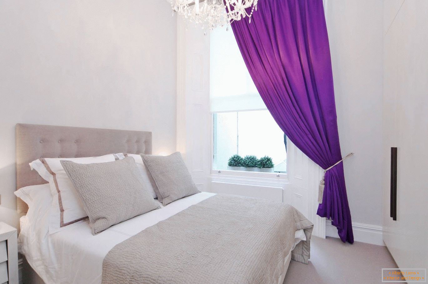 Пурпурни завеси в белия интериор на спалнята