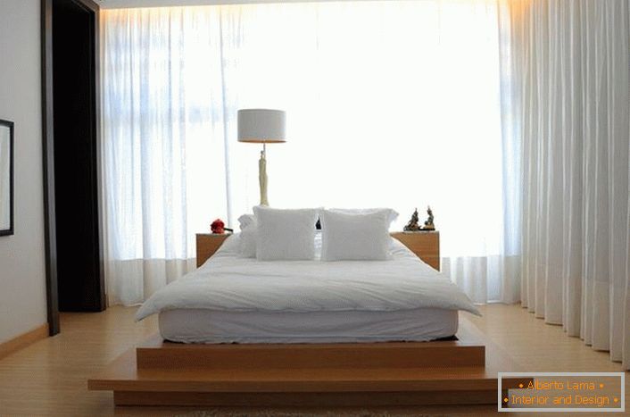 Леглото прилича на голямо меко перо легло, което се намира на висок мост от дърво. Завесите, изработени от мека, полупрозрачна, летяща тъкан правят атмосферата в стаята романтична и релаксираща. 