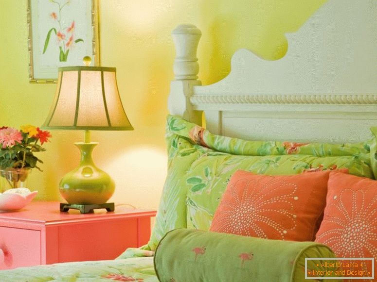 Комбинацията от зелени и други цветове във вътрешността на спалнята