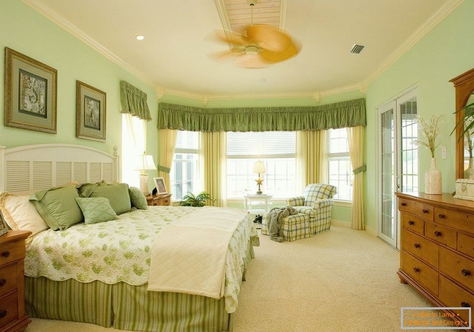 Интериор на просторна спалня в зелени цветове