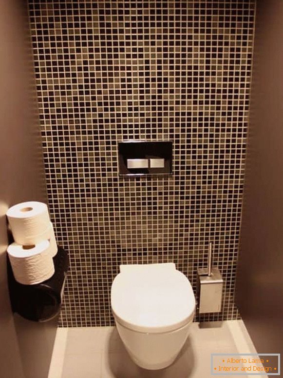 Комбинацията от стени с плочки и боядисване в малка тоалетна