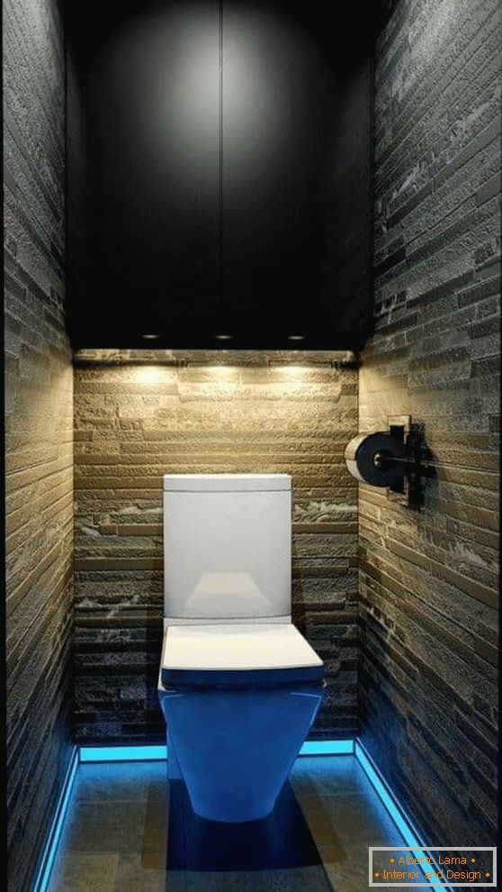 Оригинално осветление в малка тоалетна с окачен шкаф