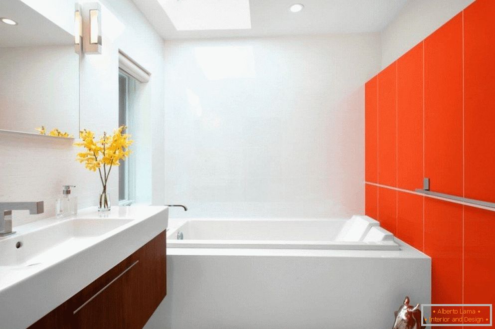 Оранжево-бял интериор в банята