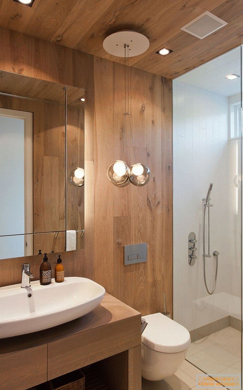 Комбинацията от дърво и плочки в интериора на банята
