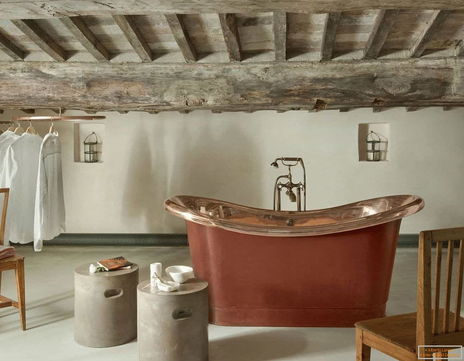 Таван на дървени греди в банята