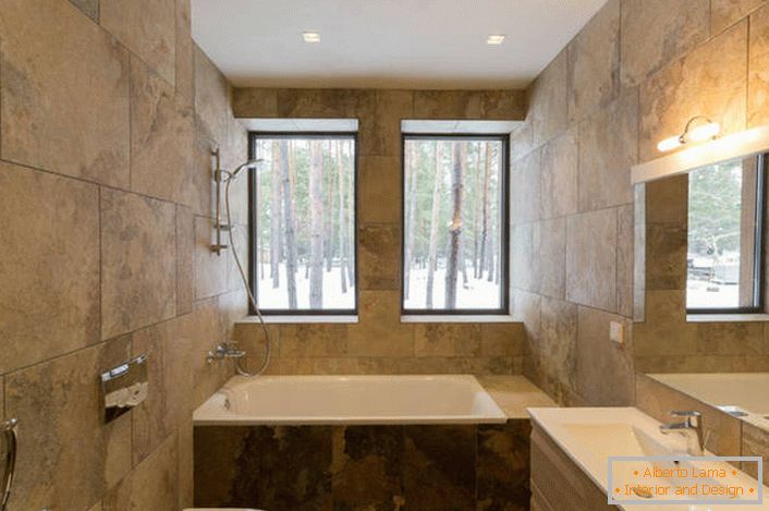 Необичайно решение за дизайна на банята в минималистичен стил е използването за довършване на керамични плочки, имитиращи текстурата от естествен камък.