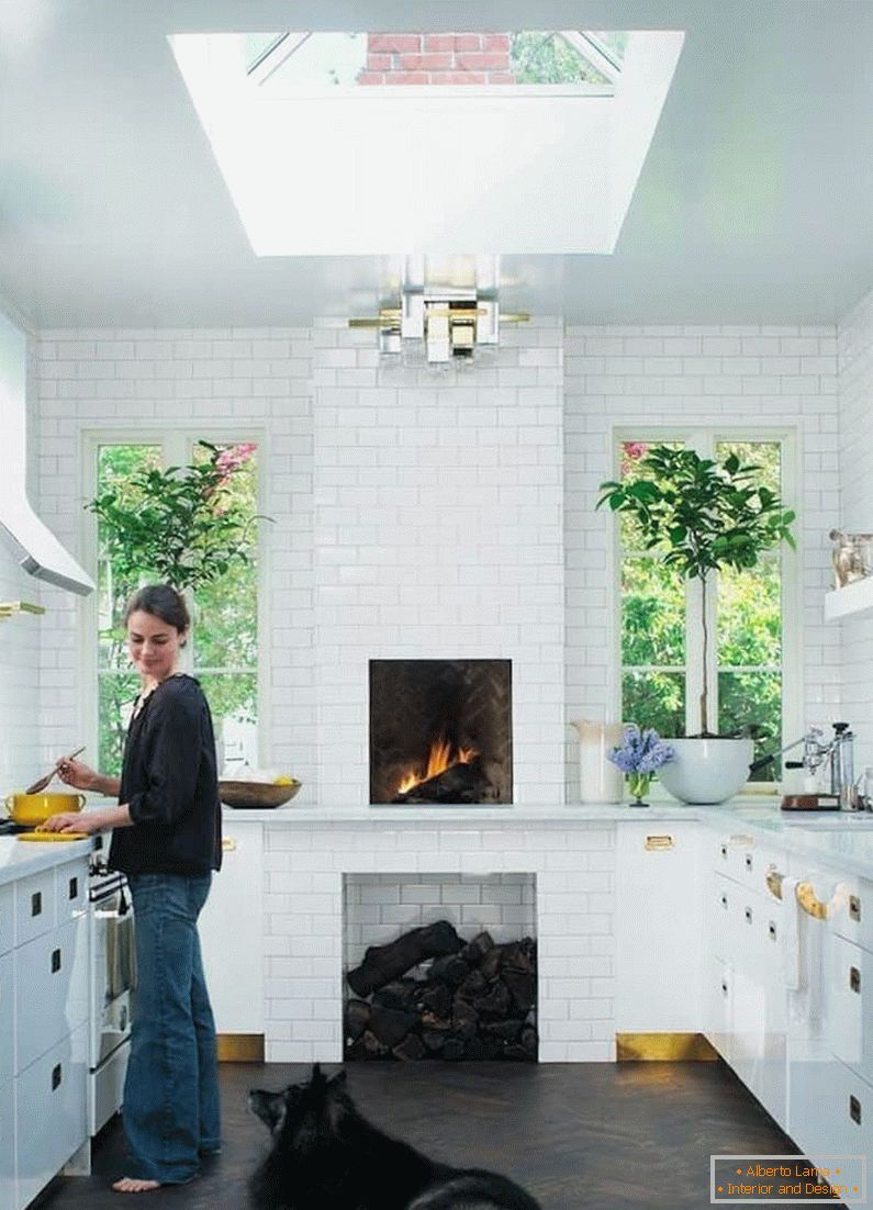 Екструдирана кухня в частна къща с печка и прозорец в тавана