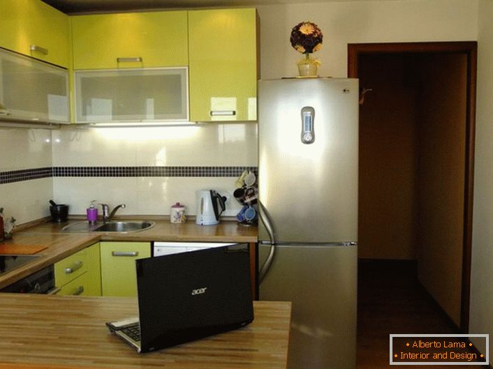 Стилна кухня с площ от 12 квадратни метра с цвят на маслини. Кухненското пространство е организирано по практичен и функционален начин.